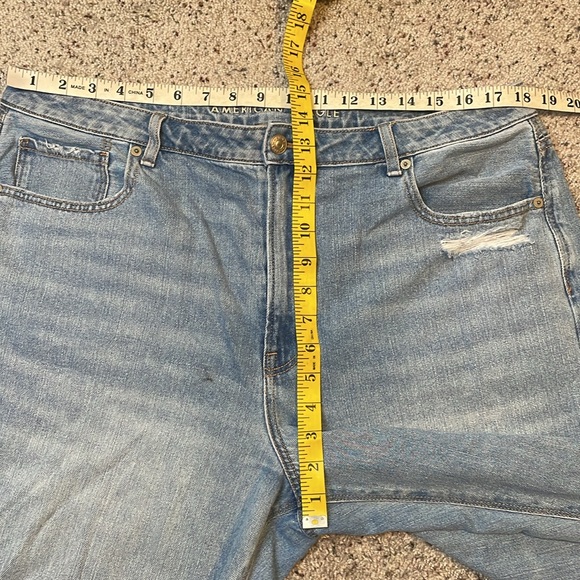 American Eagle Light Wash Ripped Mom Jean Size 18 Short - Picture 5 of 6